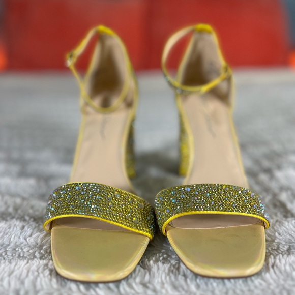 Betsey Johnson Rina 9m Heels Yellow Rhinestone NEW - Picture 5 of 9